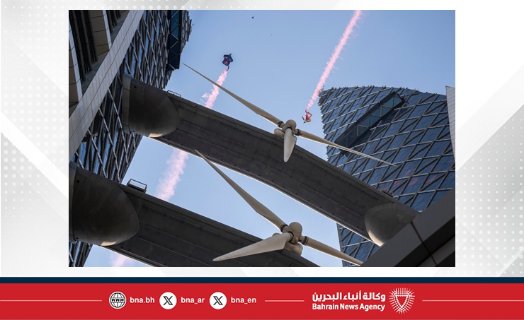 بالتعاون بين هيئة البحرين للسياحة والمعارض واللجنة الأولمبية البحرينية..رد بل تنظم عبورا متزامنا تاريخيا لثنائي البدلة الجناحية عبر مركز البحرين التجاري العالمي